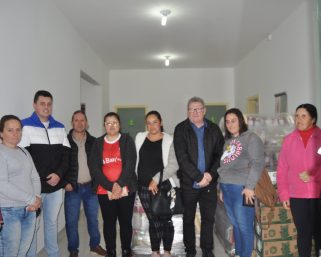 Cerca de 800 famílias são beneficiadas com cestas básicas